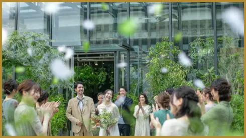 新婦さんが教会の中にいる